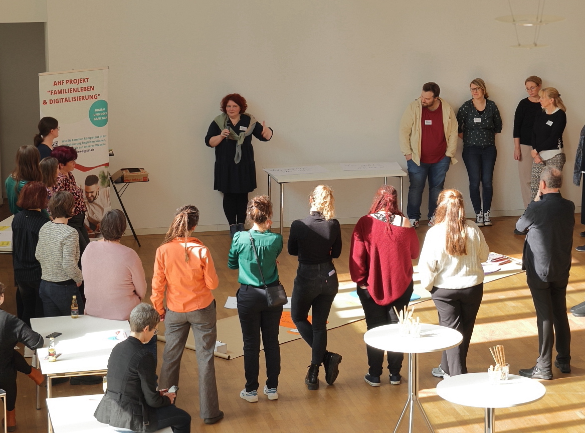 Projekt Vorstellung Heidi Sekulla steht vor einer Gruppe Seminarteilnehmer und referiert